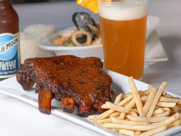 Costillas a la BBQ con Papas Fritas